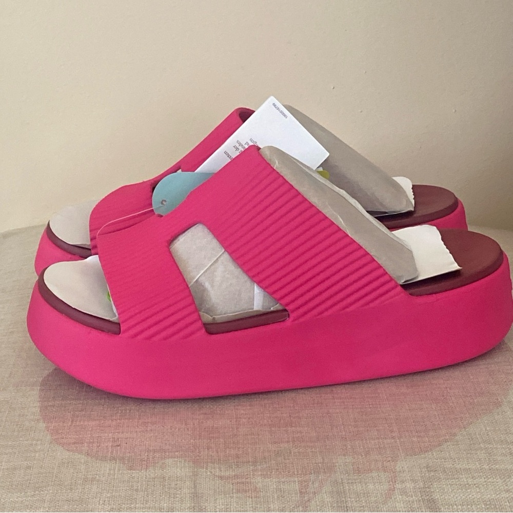 Crocs Women's Getaway Groove Platform H-Strap Sandal | Dragon Fruit - Picture 3 of 12
